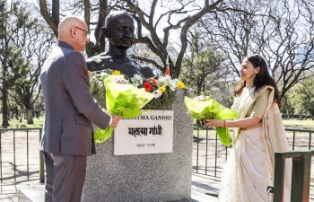 El Embajador Dinesh Bhatia & Smt. Seema Bhatia rindieron tributos florales en el busto de Mahatma Gandhi, Buenos Aires